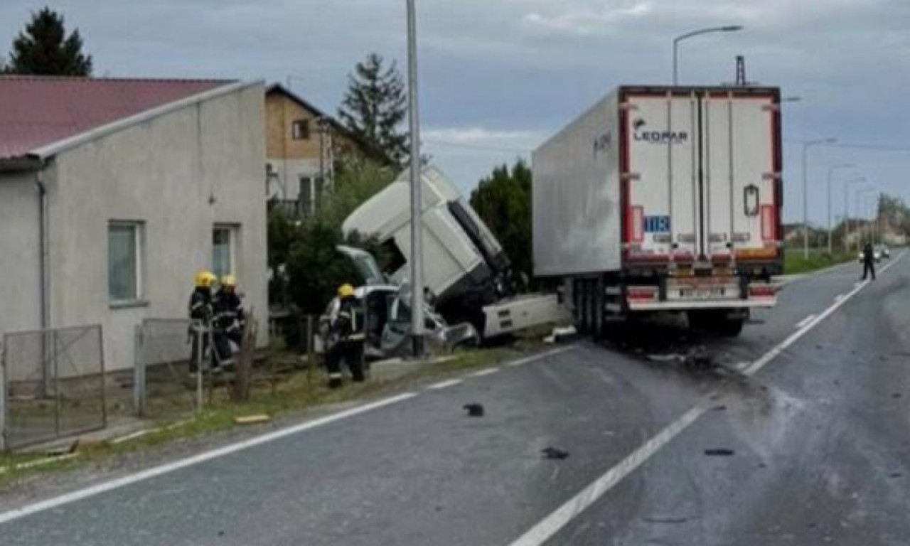 UZNEMIRUJUĆI PRIZORI U ČELAREVU: Pogledajte kako izgleda automobil u koji se zakucao kamion, dve osobe mrtve! (VIDEO)