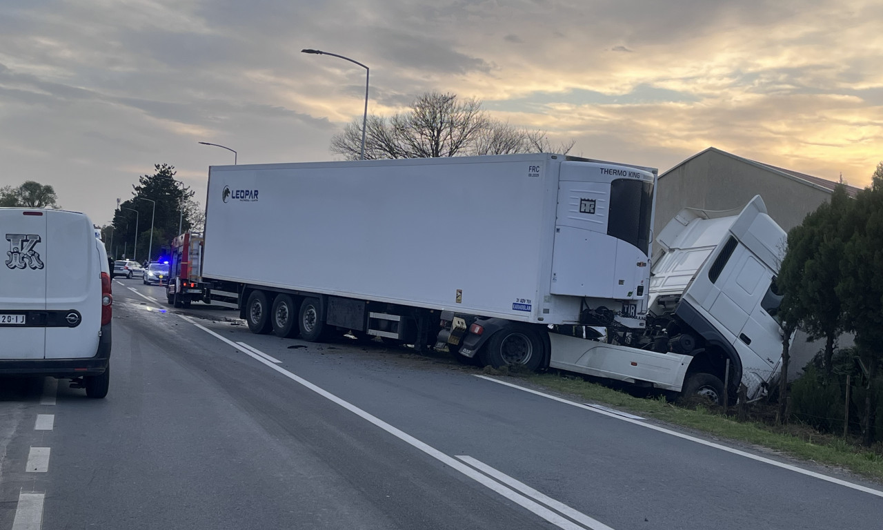 AUTOMOBIL POTPUNO SMRSKAN, VATROGASCI SEKLI VOZILO: Prva fotografija jezive nesreće kod Čelareva!