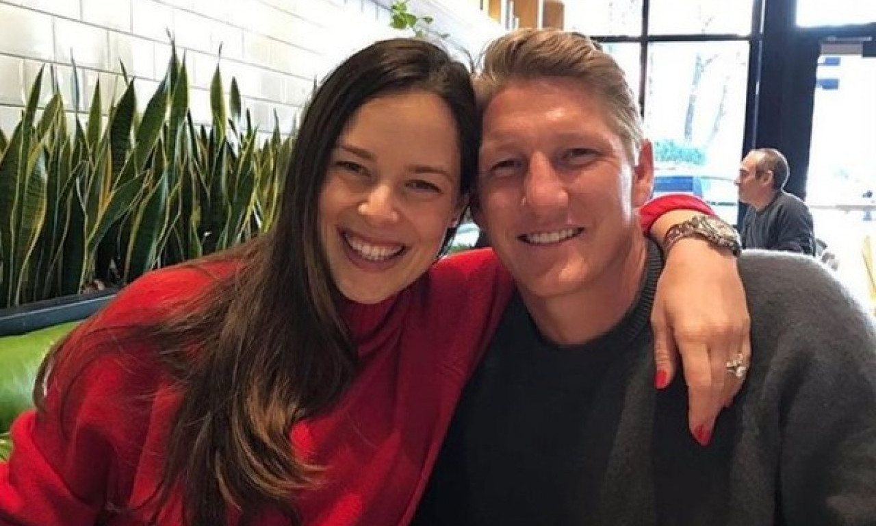 POMIRILI SE ANA IVANOVIĆ I ŠVAJNI? Svi gledali u pehar, ali su primetili ovaj detalj na njegovoj ruci (FOTO)