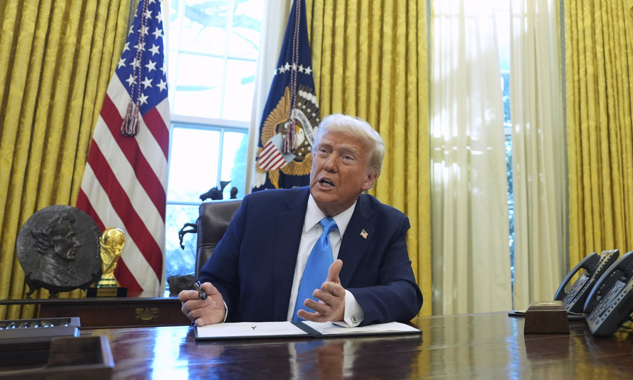 TRAMP SPREMIO VREĆU PARA! Rešio da protera migrante, kupio im avionske karte, a ako budu dobri...