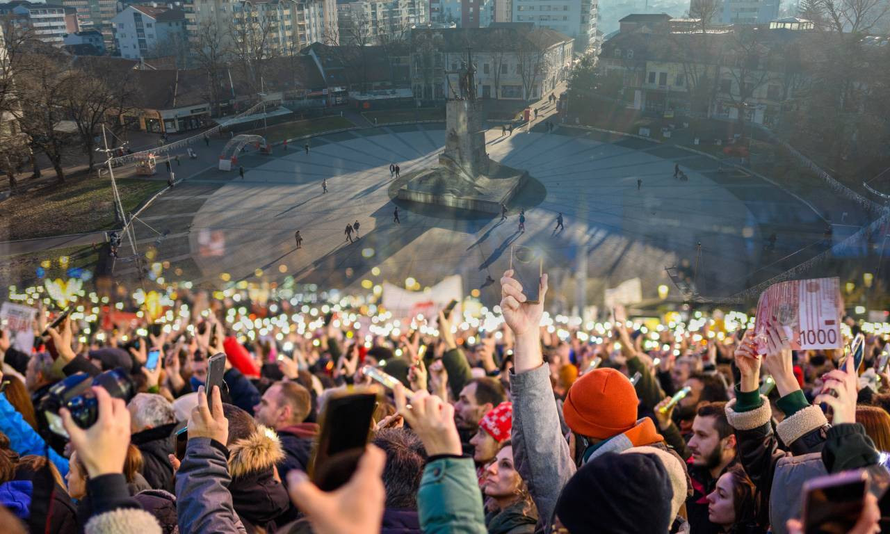 STUDENTI NAJAVILI 16-ČASOVNI PROTEST Četiri raskrsnice blokirane - saobraćaj zatvoren u ovom delu grada!