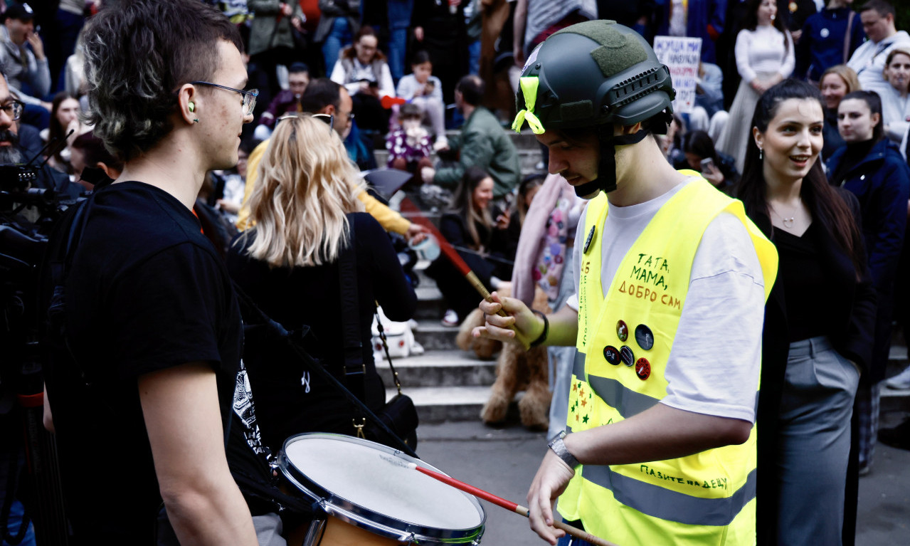 DUVALI U PIŠTALJKE, LUPALI O ŠERPE Evo šta su studenti u blokadi radili u blizini predsednika Vučića!