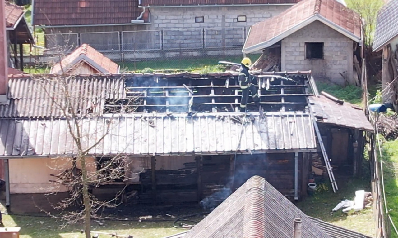 VATRENA STIHIJA PROGUTALA KROV POMOĆNOG OBJEKTA Stravične scene kod Čačka (FOTO)