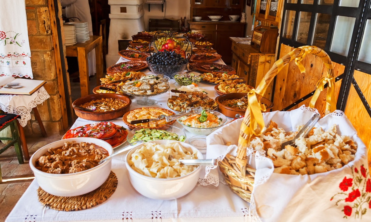 KOMPLETAN MENI ZA VASKRS Evo šta sve možete pripremiti pored pečenja i mesa!