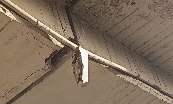 ODVALJENO PARČE BETONA ISPOD MOSTARA Oprez prolaznicima i apel nadležnima! Može nekoga ozbiljno da ugrozi (FOTO)