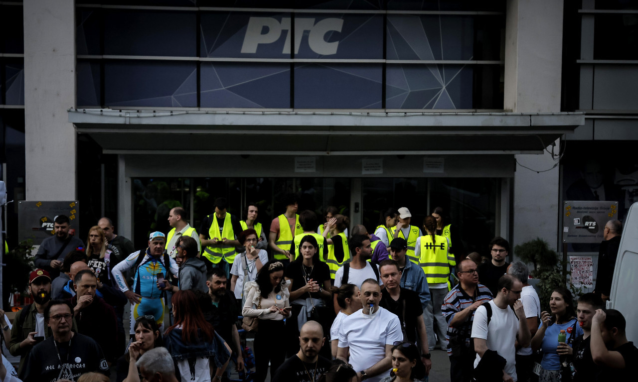 RTS I DALJE BLOKIRAN - STUDENTIMA SE PRIKLJUČILI I BAJKERI Evo šta se dešava u Takovskoj i na Košutnjaku (FOTO+VIDEO)
