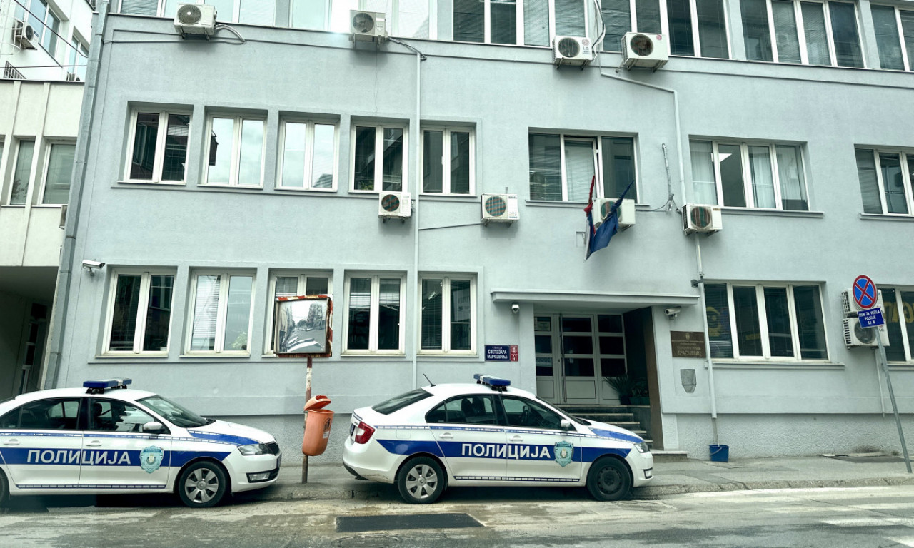 VANDALIZAM U KRAGUJEVCU! Devojka razbila staklo na naplatnoj kućici, kasnije muškarac nasrnuo na radnika JKP Šumadija