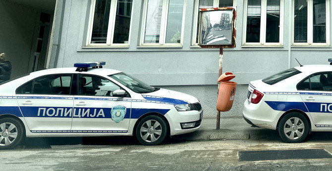 VANDALIZAM U KRAGUJEVCU! Devojka razbila staklo na naplatnoj kućici, kasnije muškarac nasrnuo na radnika JKP Šumadija