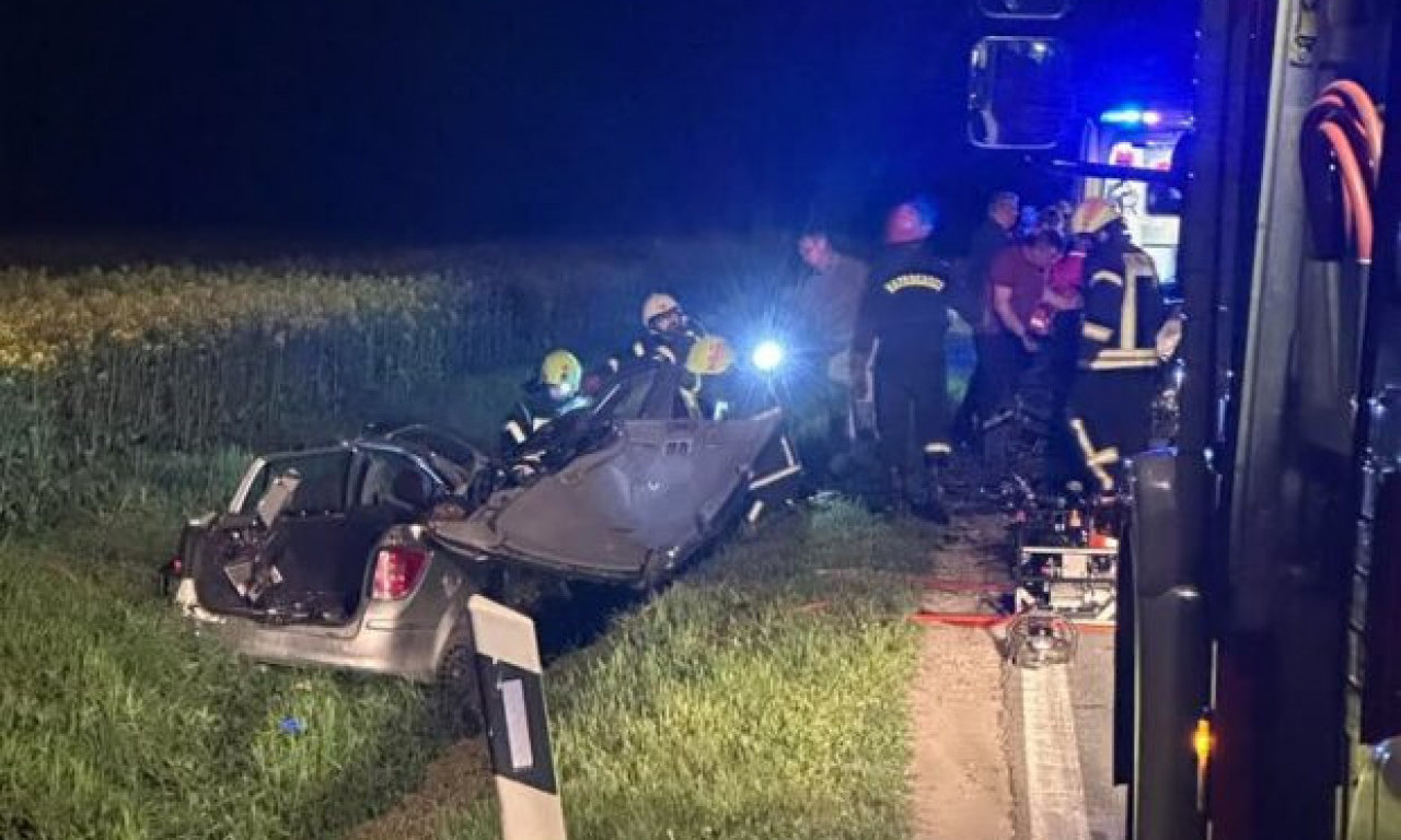 STRAŠNO! Deca bila na zadnjem sedištu, poginuli na mestu! Pogledajte jezivu fotografiju sa puta kod Đakova (FOTO)