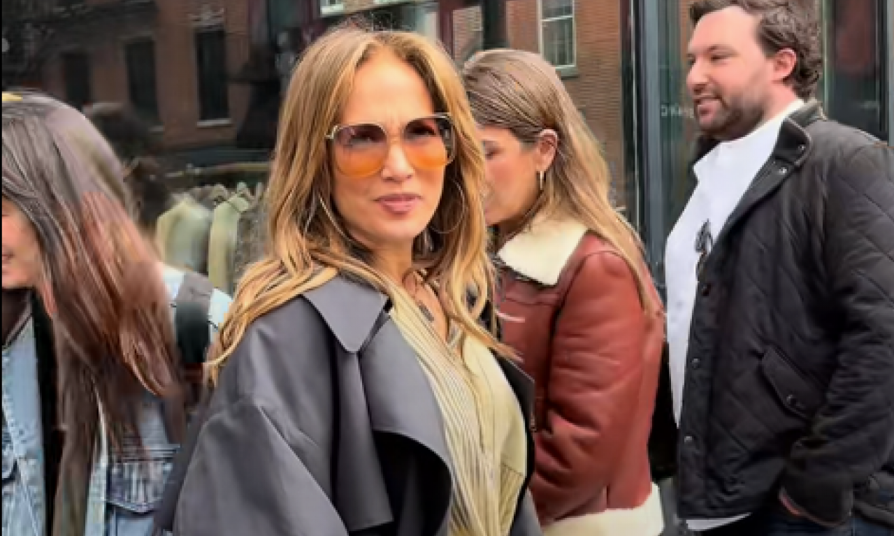 NEVIĐENA SCENA U NJUJORKU Prolaznik prišao Džej Lo i pitao je: "Ko si ti?" Njena reakcija postala hit! (VIDEO)
