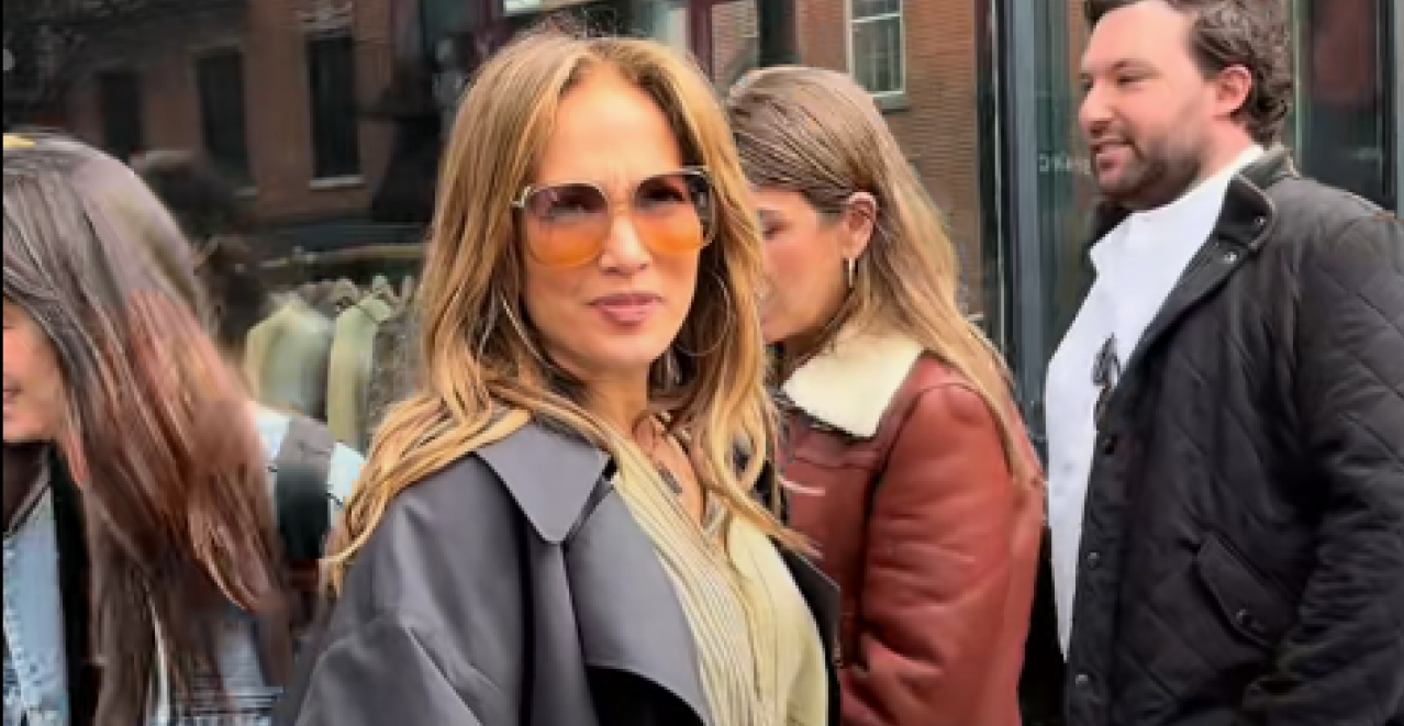 NEVIĐENA SCENA U NJUJORKU Prolaznik prišao Džej Lo i pitao je: "Ko si ti?" Njena reakcija postala hit! (VIDEO)