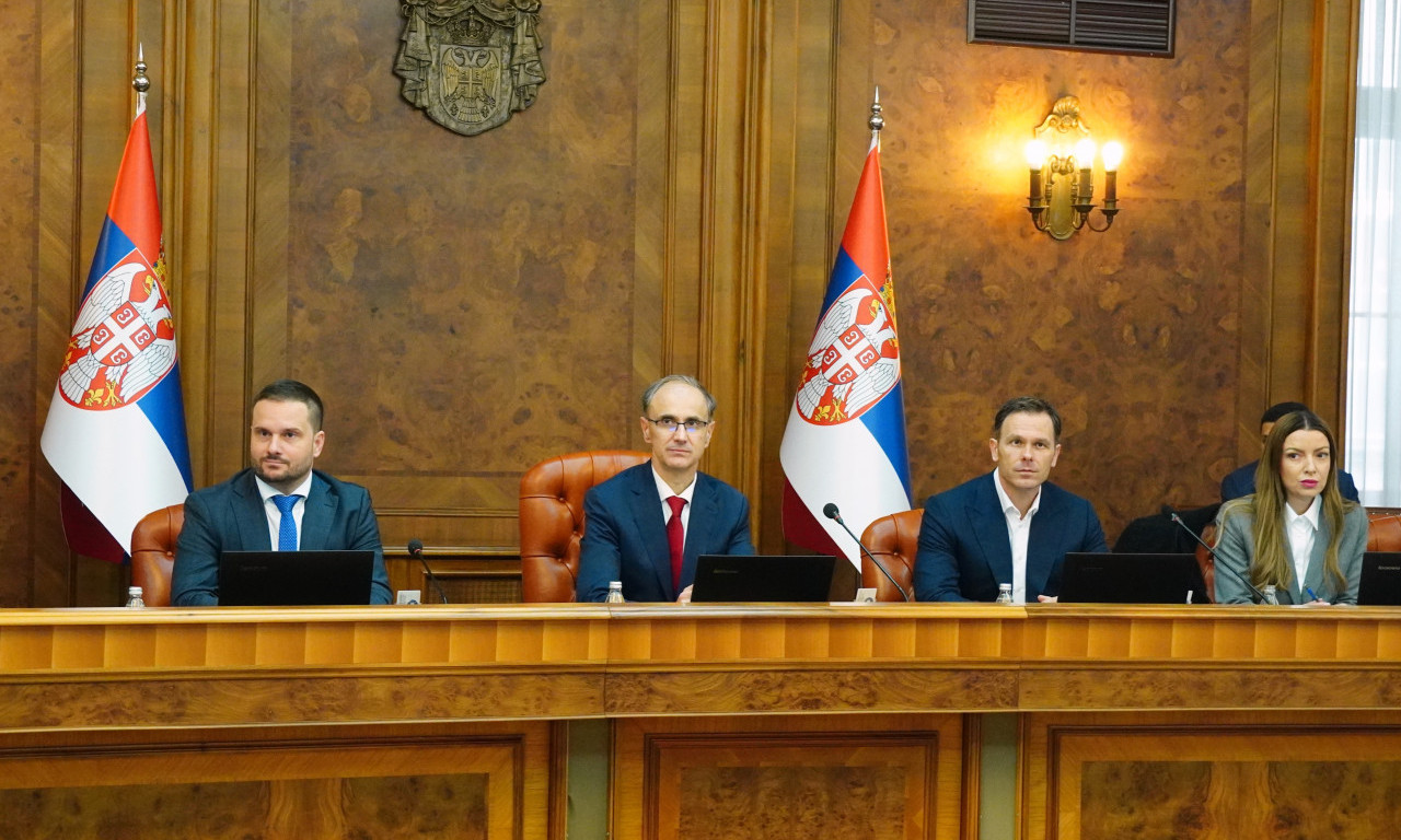 OVAKO JE IZGLEDALA PRVA SEDNICA VLADE KOJOJ JE PREDSEDAVAO PREMIJER ĐURO MACUT (FOTO + VIDEO)