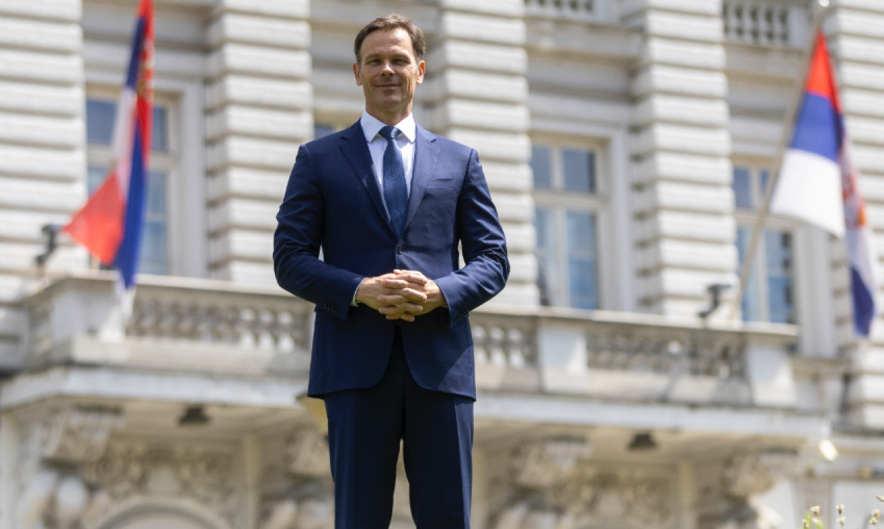 SINIŠA MALI JE BIO PORED VUČIĆA KADA MU JE POZLILO Večeras se u Dnevniku vanredno obraća!