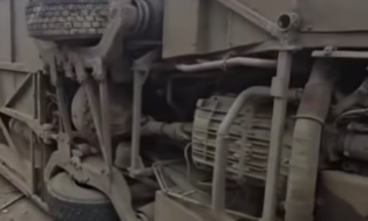 AUTOBUS SE PREVRNUO U ALEKSINCU NADOMAK KUĆA Oštećen bar jedan automobil (VIDEO)