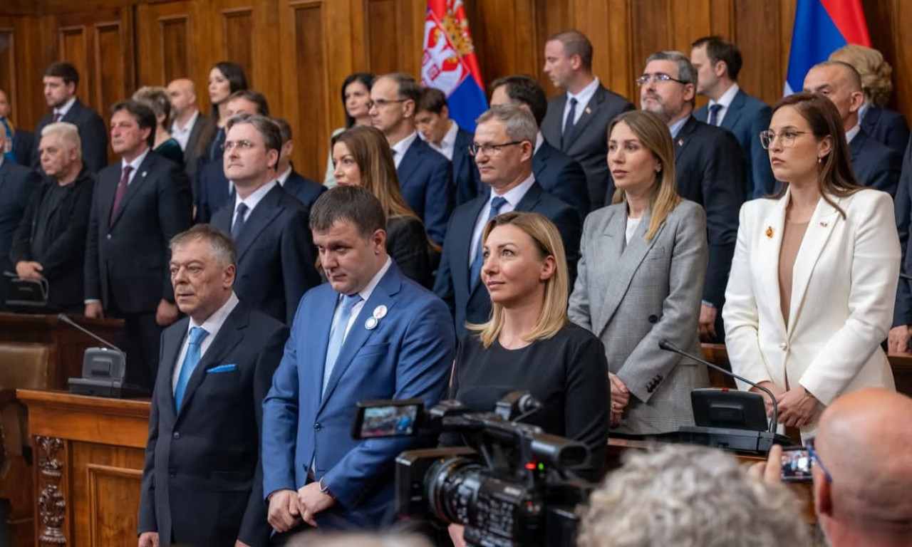 U TOKU POLAGANJA ZAKLETVE SVI SU GLEDALI U OVOG MINISTRA: Dva bedža na reveru privukla su pažnju, a nose jaku poruku!