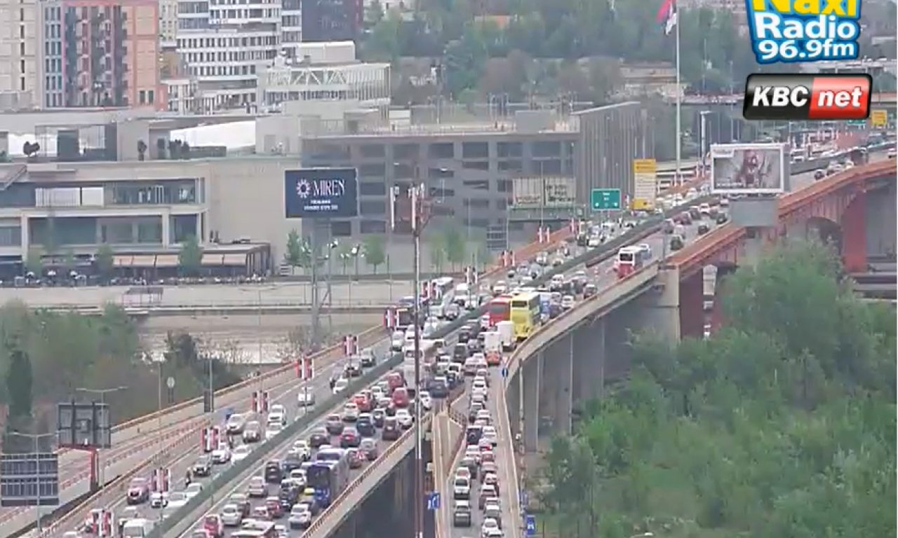 PAKLENE GUŽVE U BEOGRADU PRED PRAZNIK: Na Gazeli "kuva"u oba smera, slično i na Pančevcu, ali jedna deonica je "prazna"!