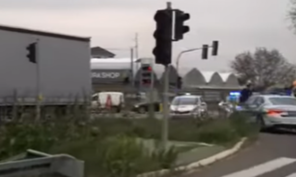 PRVI SNIMAK SA ALTINE: Sve "vri" od policije, devojka teško povređena u sudaru autobusa i kamiona (VIDEO)