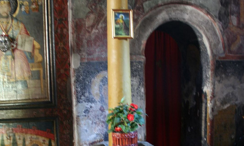 TRADICIJA NA VELIKI ČETVRTAK: U manastiru Tronoša kod Loznice upaljene sveće koje štite njive i voćnjake!