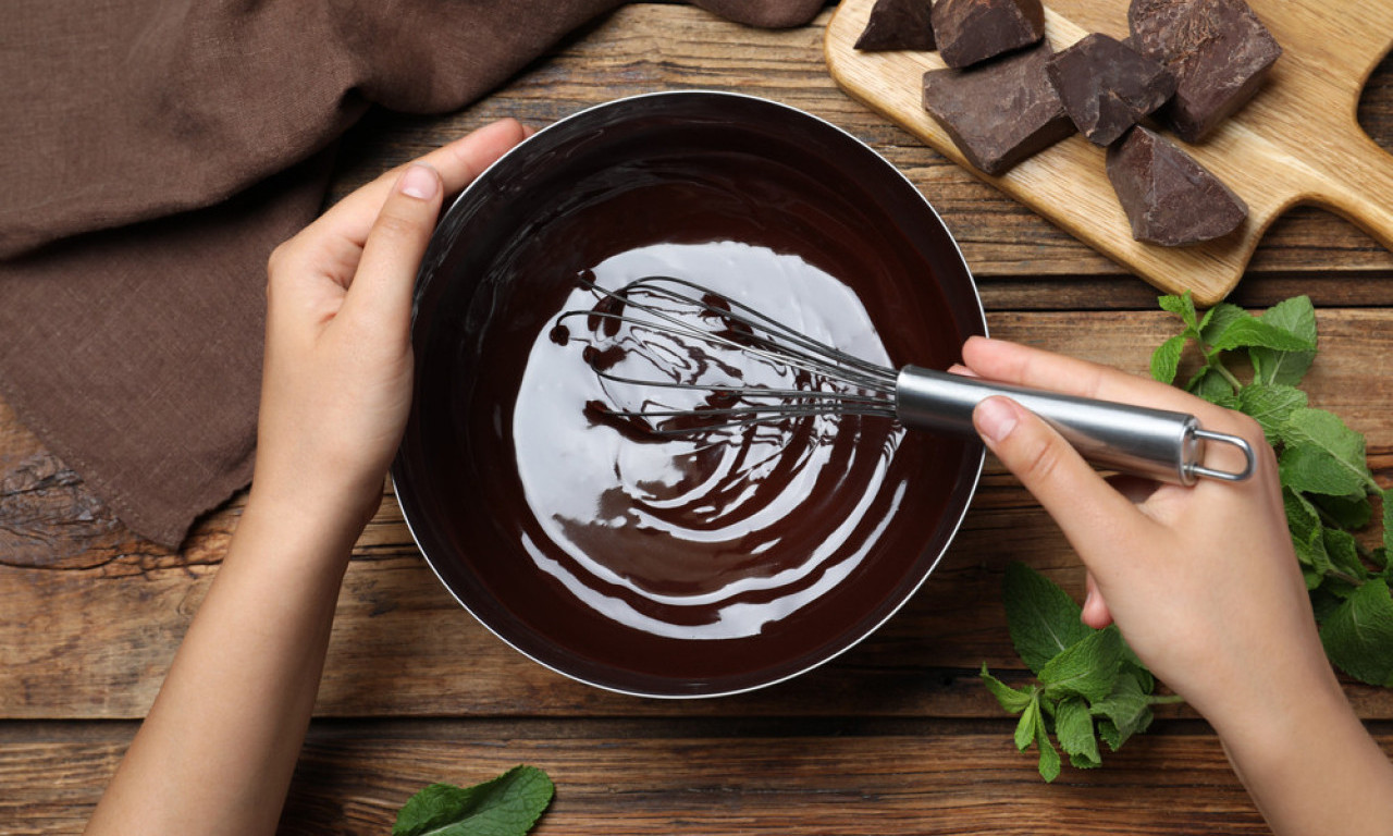 DA GLAZURA NE PUCA Ovako se pravilno seče kolač sa čokoladom – otkrio poslastičar!