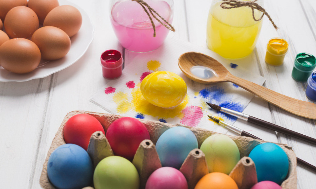 KAD PRSTI OSTANU ŠARENI Evo kako da skinete boju s ruku posle farbanja jaja