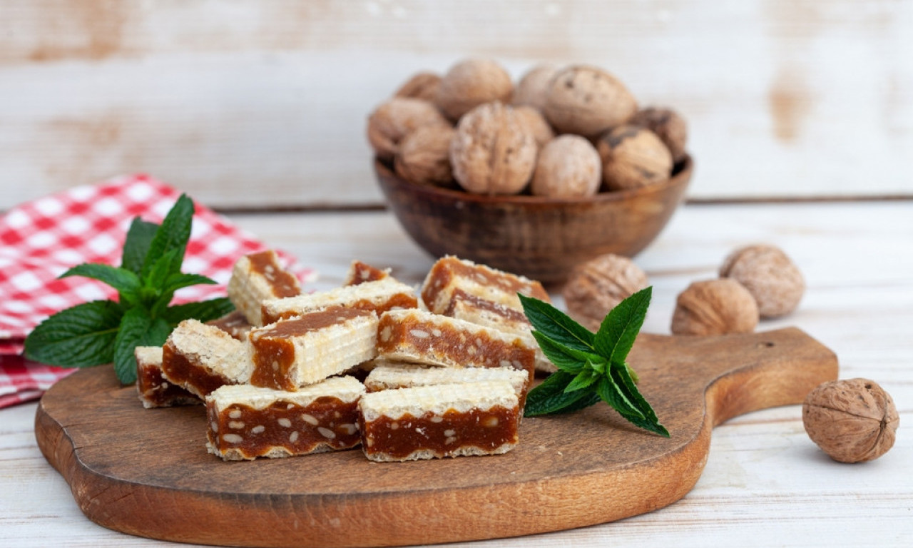 OBLANDA SA ORASIMA I KARAMELOM Kolač koji mora biti na prazničnom stolu