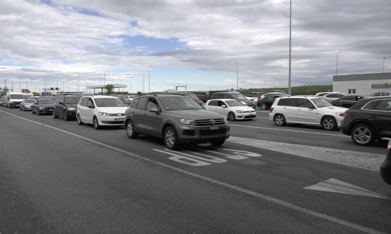 NE VIDI SE KRAJ KOLONAMA! Na izlaz iz Srbije čeka se i do 6 sati! Evo kakvo je stanje na graničnim prelazima (FOTO)
