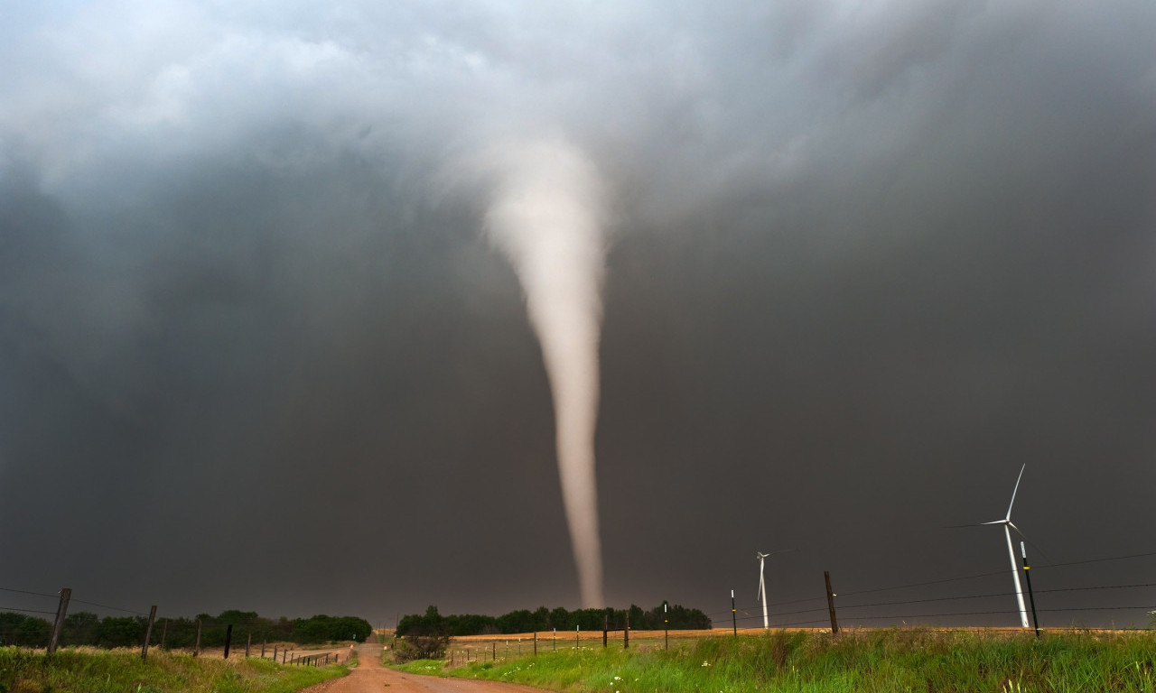 APOKALIPSA NA KRFU! Tornado nosio sve pred sobom, čupao drveće i krovove, prizori bude jezu (VIDEO)