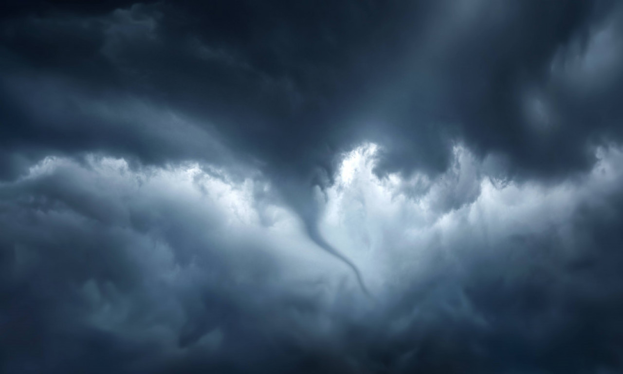 TORNADO U BEČEJU? Jeziva meteorološka pojava prestravila građane - svi se pitaju šta je ovo (FOTO)
