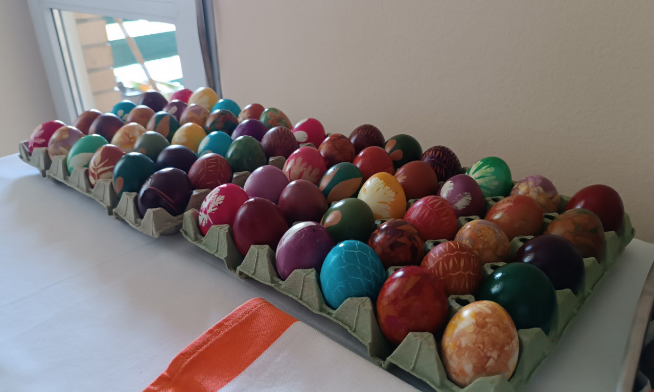 OD TRAVKE DO ČARAPKE Farbanje jaja na Veliki petak, domaćica Nada kaže: „Crveno je simbol“ (VIDEO)