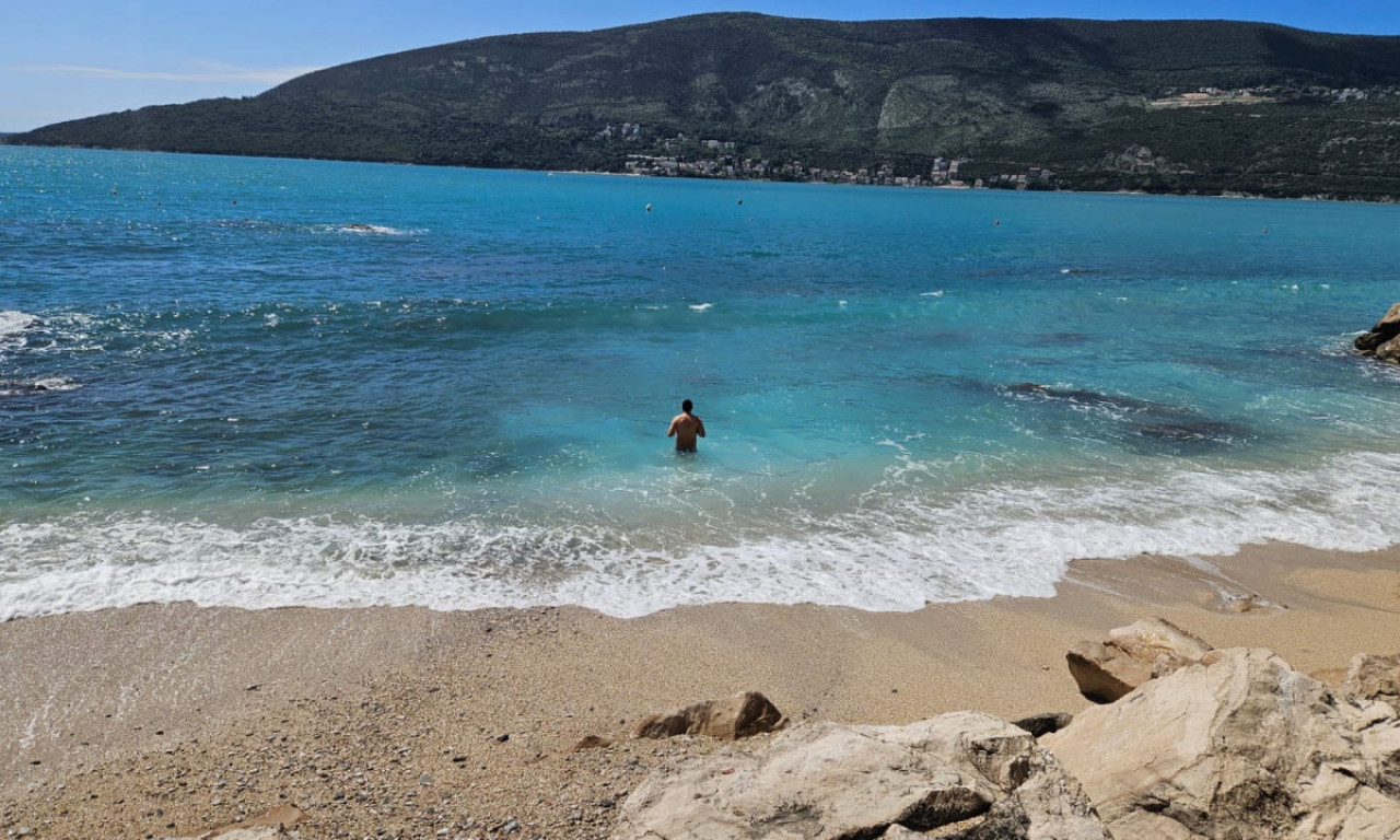 AKO IDETE U CRNU GORU ZA PRAZNIKE, IMAMO SJAJNE VESTI Palo aprilsko kupanje kao da je jul - plaže vrve od turista (FOTO)
