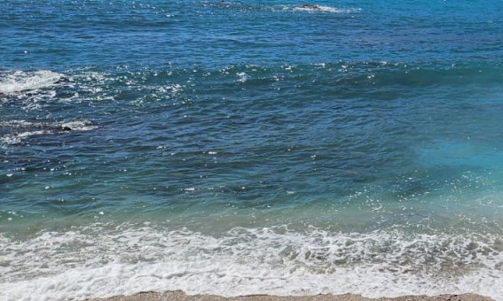 AKO IDETE U CRNU GORU ZA PRAZNIKE, IMAMO SJAJNE VESTI Palo aprilsko kupanje kao da je jul - plaže vrve od turista (FOTO)