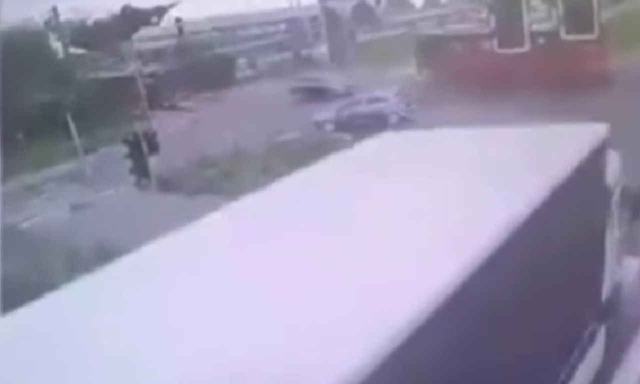 SNIMAK STRAŠNE NESREĆE NA ALTINI LEDI KRV Evo kako je došlo do sudara kamiona i autobusa (UZNEMIRUJUĆI VIDEO)