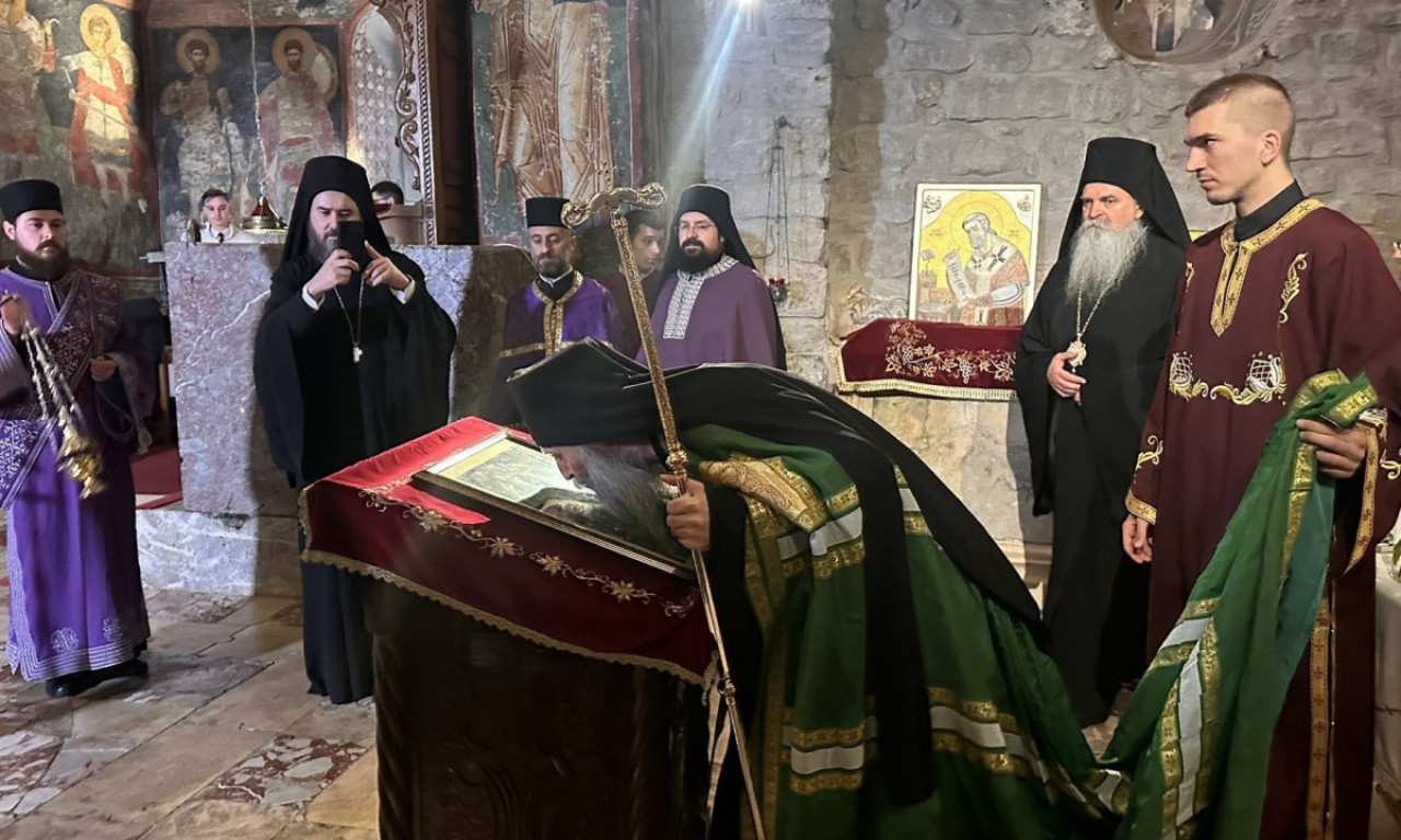 PATRIJARH PORFIRIJE STIGAO U PEĆKU PATRIJARŠIJU Poklonio se čudotvornoj ikoni Bogorodice Pećke (FOTO)