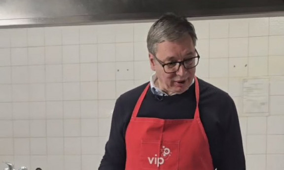 POGLEDAJTE KAKO VUČIĆ FARBA JAJA Spremio i iznenađenje za studente koji hoće da uče (VIDEO)