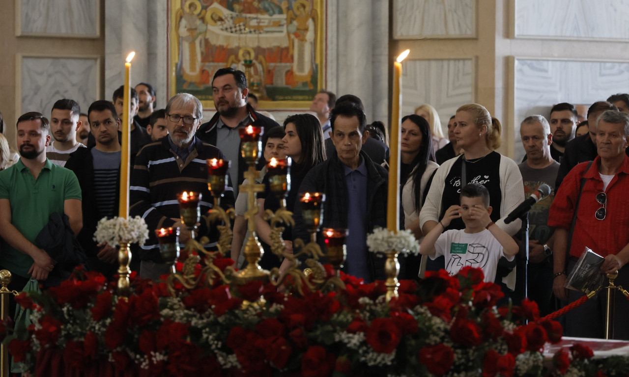 U HRAMU SVETOG SAVE IZNETA PLAŠTANICA Prisustvovao veliki broj vernika, evo do kada će moći da je celivaju (FOTO+VIDEO)