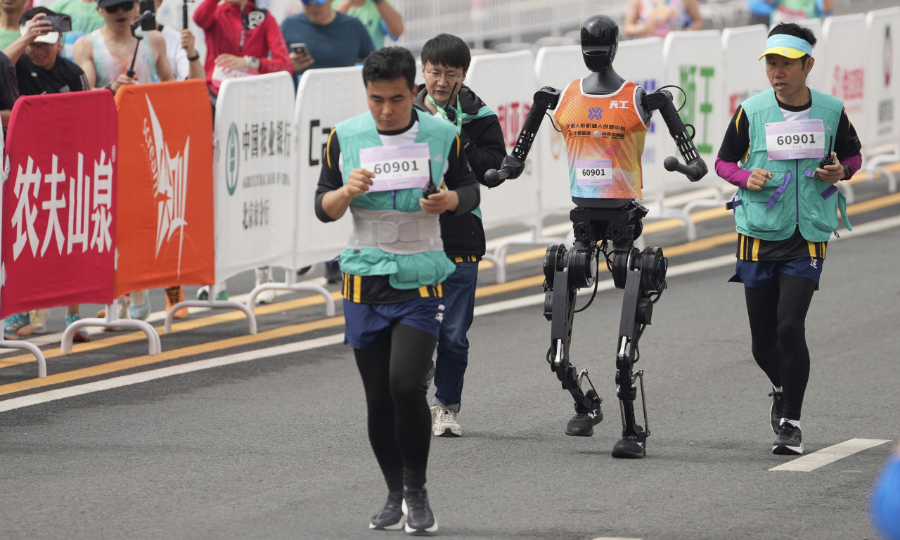 PRVI PUT U SVETU ODRŽANA OVAKVA MANIFESTACIJA Peking bio domaćin polumaratona humanoiodnih robota (FOTO/VIDEO)
