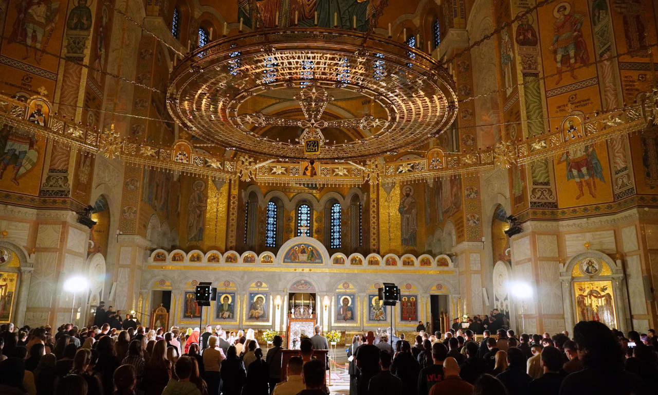 VELIKI BROJ VERNIKA U HRAMU SVETOG SAVE Služena liturgija Svetog Vasilija Velikog na Veliku subotu