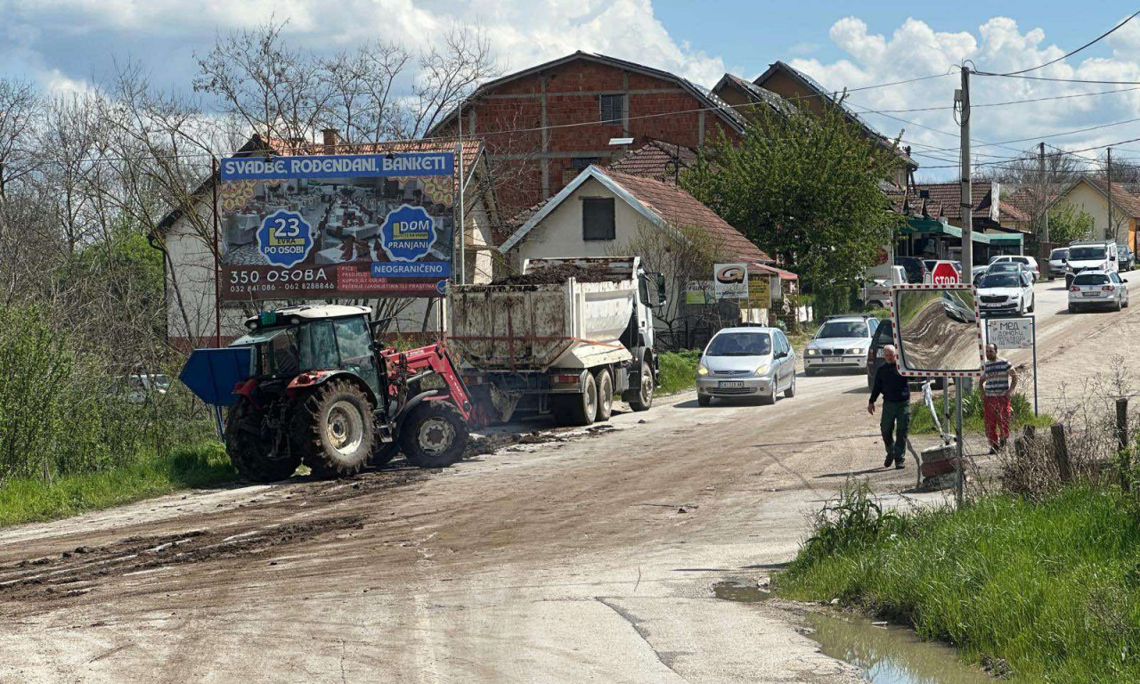 SAOBRAĆAJNI INCIDENT KOD ČAČKA Sadržaj prikolice se prosuo na put, meštani ne znaju šta će od smrada (FOTO)