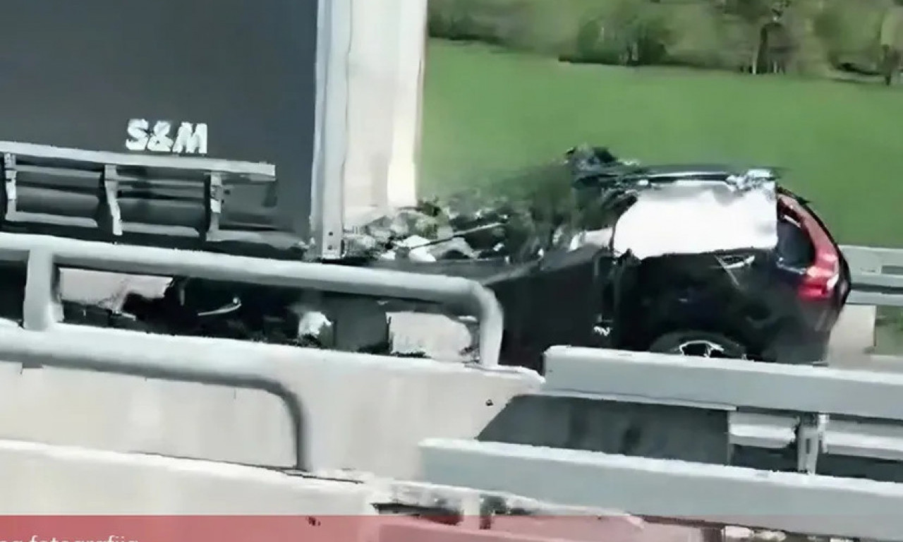 "VOLVO" SE PODVUKAO POD KAMION, OD AUTA NIJE OSTALO NIŠTA: Prve fotografije stravične nesreće kod Banjaluke!