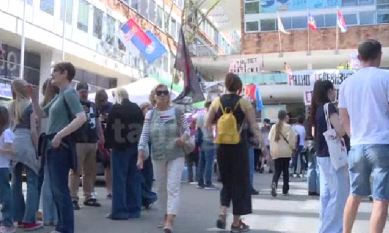 RTS JOŠ UVEK BLOKIRAN Mala grupa studenata ispred igra odbojku i društvene igre (VIDEO)