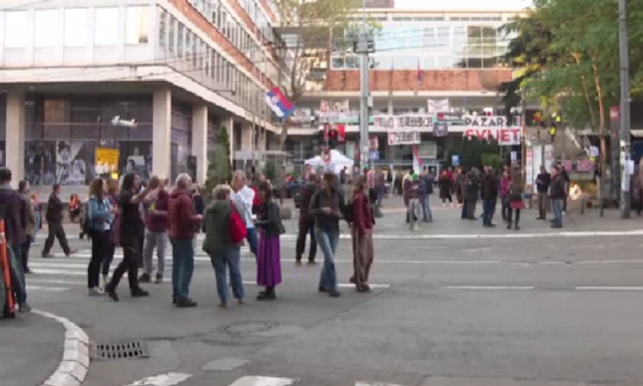 ŠESTI DAN BLOKADE RTS-A Ovo je atmosfera među malobrojnim studentima u blokadi koji ne odmaraju ni na praznik (VIDEO)