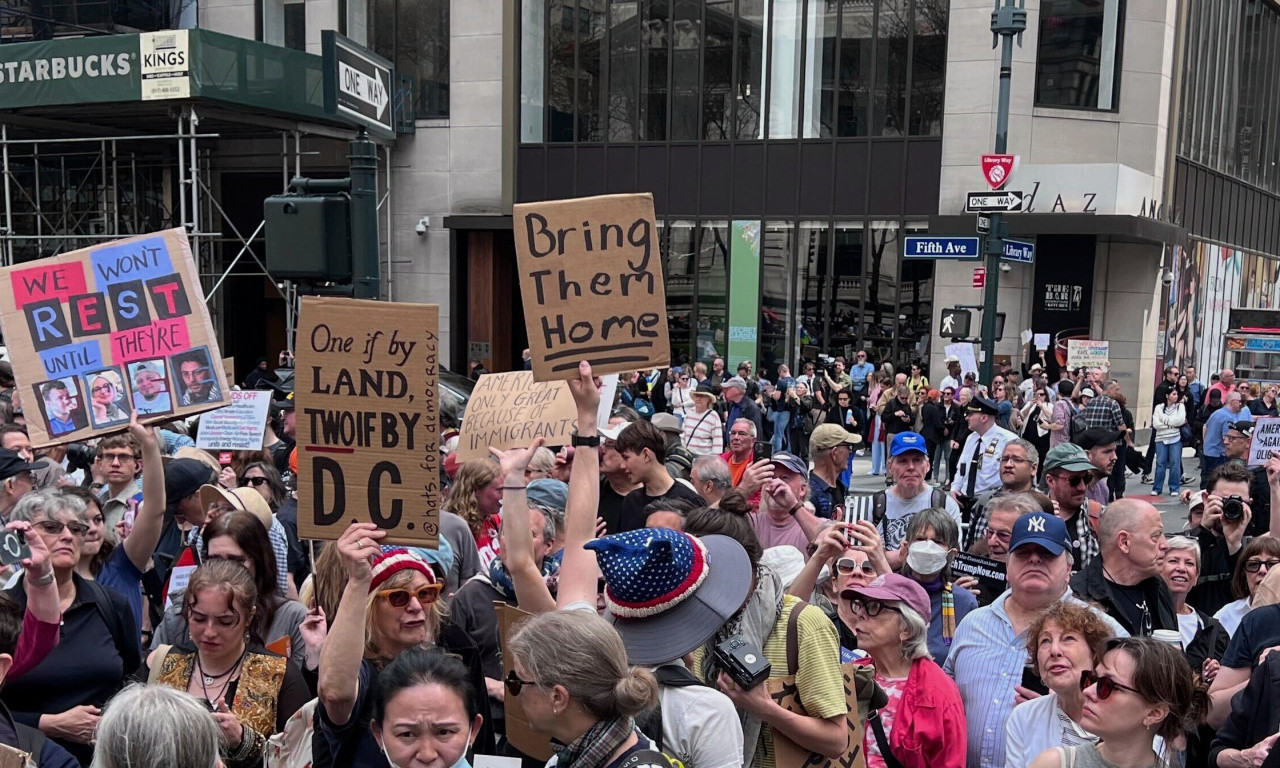 VIŠE HILJADA AMERIKANACA NA ULICAMA Ovako izgledaju protesti protiv Trampa (FOTO)