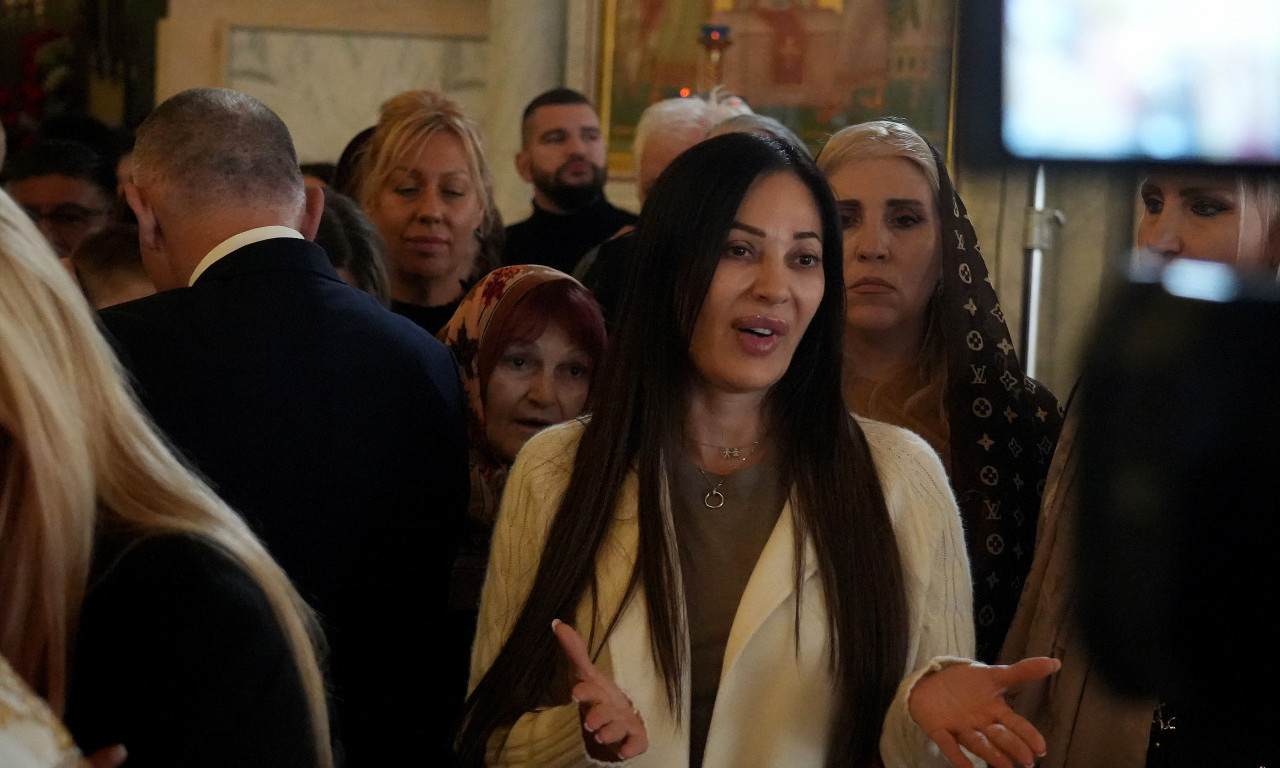 POZNATI PRISUSTVOVALI PONOĆNOJ LITURGIJI Ceca bez grama šminke, Viki u crnini (FOTO)