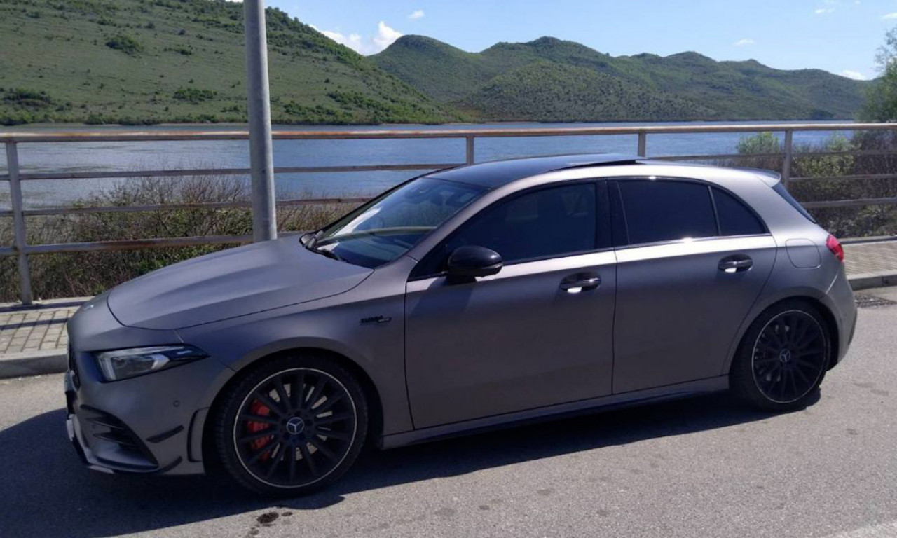 NA GRANICI ODUZETO "BESNO" VOZILO Ovaj "mercedes" traži i Interpol, evo šta sledi