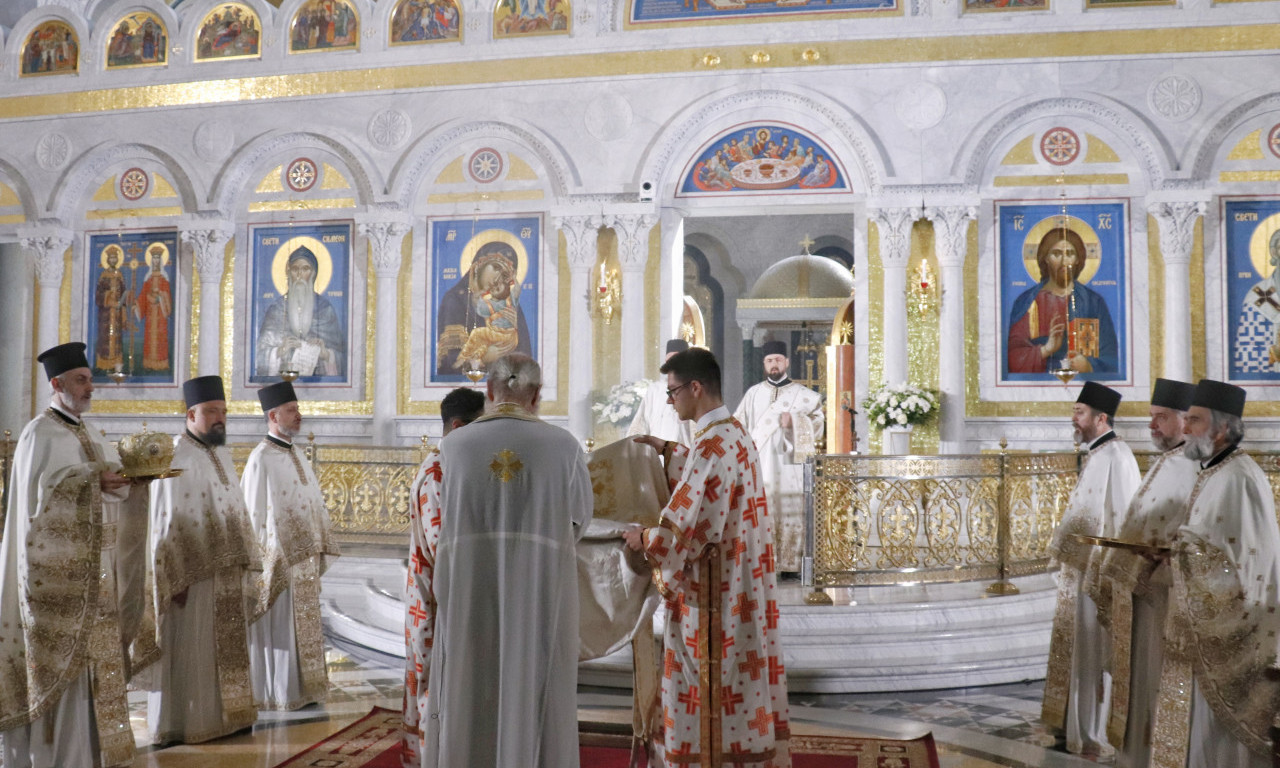 ČUDESNE SLIKE IZ HRAMA SVETOG SAVE Pogledajte kako je služena vaskršnja liturgija (FOTO)