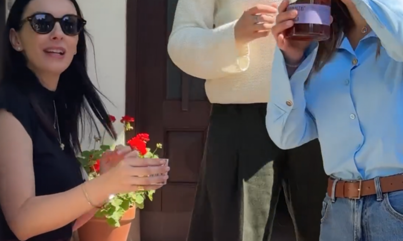 SLOBODA MIĆALOVIĆ UZ ČAŠICU RAKIJE SLAVI USKRS Nazdravlja sa društvom i smeje se (VIDEO)