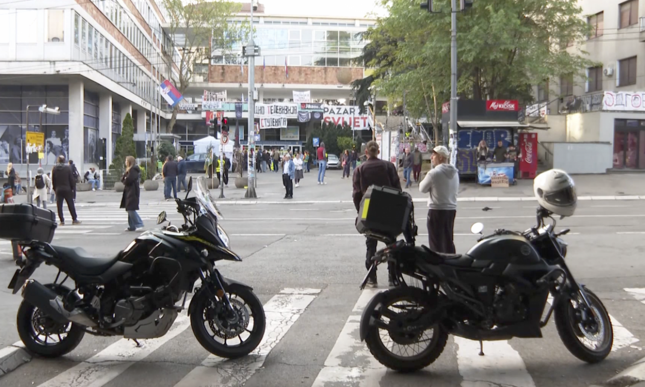 DEVETI DAN BLOKADE RTS Jutros ponovo bez jutarnjeg programa - pogledajte šta se dešava!