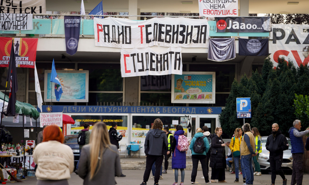 MANJA GRUPA STUDENATA ISPRED RTS-a Jutarnji program se ni danas ne emituje, a evo koje ulice su zatvorene (VIDEO)