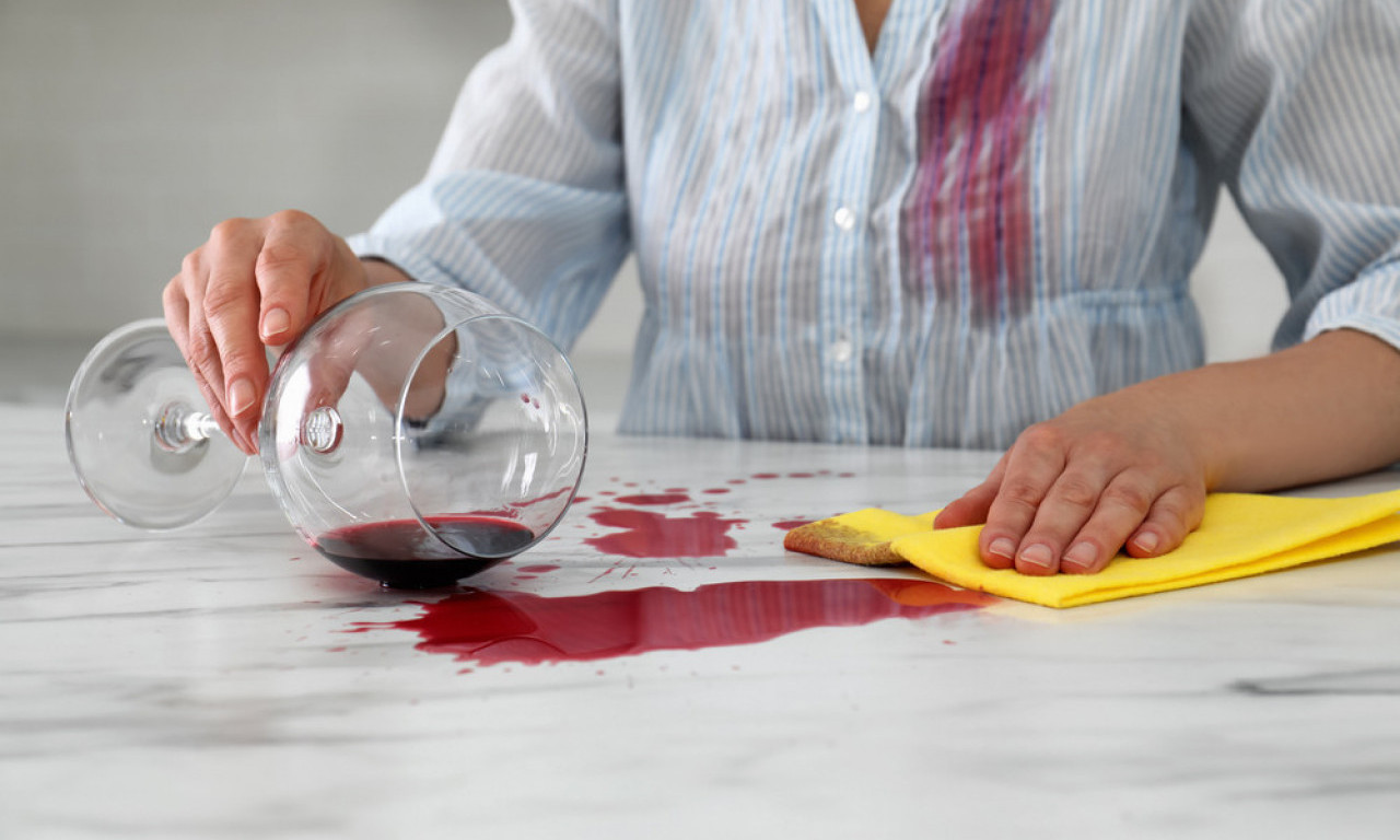 AJVAR NA KOŠULJI, VINO NA STOLNJAKU? Ne brinite, imamo lek za sve fleke!
