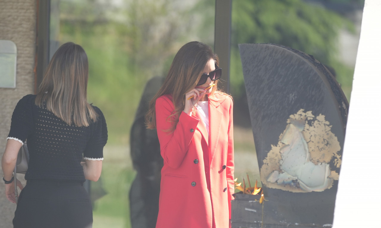 VODITELJKA U CRVENOM SE OPROSTILA OD DANIELE BORAČEVE Evo zašto se na groblju pojavila u ovoj boji